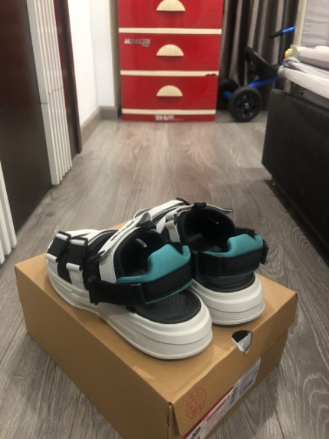 Vừa nhận hàng và đi thử, đầu tiên là trông đẹp, lên chân bắt mắt. Đế dầy, êm ái mà đàn hồi tốt, chắc kiểu sandal thể thao nên vậy. Điểm cộng là khoá bấm thấy rất chuẩn, chỗ chỉnh kích cỡ cũng ok. 5 sao cho cả bạn nhân viên tư vấn và ship nhanh nhé 👌