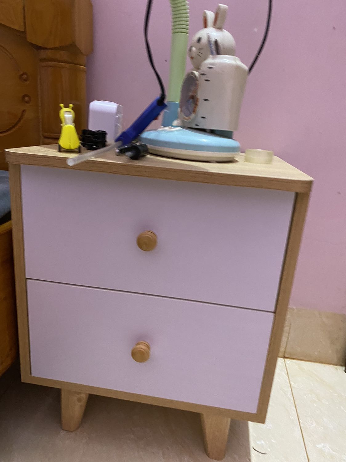 nhìn bên ngoài khá đẹp nhưng gỗ bị lỗi đôi chỗ, phần lắp đinh xoay cỗ định mặt gỗ trước rất khó ăn khớp, đinh dễ gãy