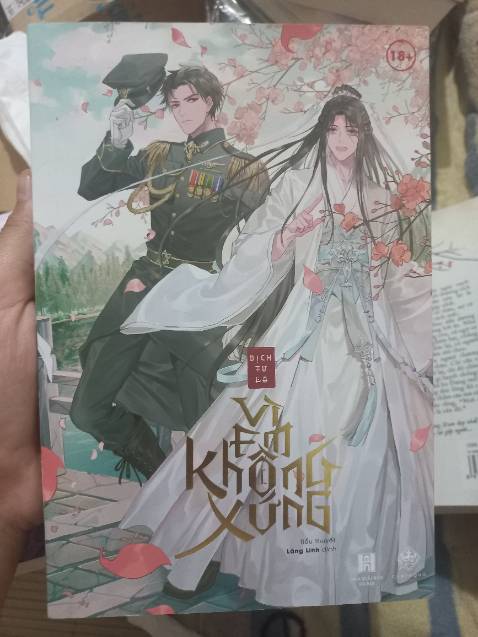 Lười đánh giá quá. Bìa xinh, mình có đọc 1 bộ khác cùng tác giả vs bộ này rồi. Thấy dịch thuật tốt ( chú thích nhiều) ndung cx rất hay nên ms mua bộ này dù chx đọc=)) cx như xem review..