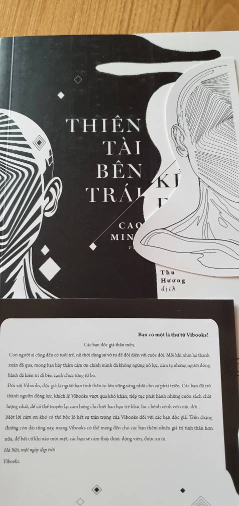 Sách không có màng bọc ngoài nhưng vẫn mới.
Sách có 1 bookmark và 1 thư cảm ơn.
Sách khổ to, dày và nặng, không thích hợp mang đi nhiều nơi bên mình.
Nội dung khá thú vị.
Đây là tiểu thuyết chứ không phải là sách nghiên cứu khoa học nhé.
Giao hàng nhanh (mình ở HN).