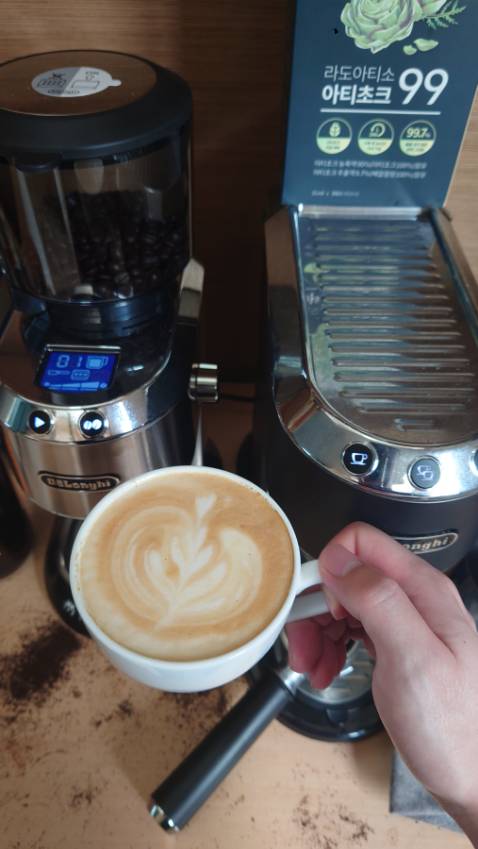 Tôi dùng máy được một thời gian khá lâu và vẫn hài lòng với những gì máy có thể phục vụ (chi tiết hơn tại: https://youtu.be/0yBj9Yow8EE )
Sơ bộ thì máy có thiết kế sang trọng, hiện đại, nhỏ gọn, thông số chuẩn để pha espresso và tích hợp vòi tạo bọt sữa pha latte art, gia nhiệt Thermoblock, áp suất 15 bar, phin lọc điều áp, bình nước 1,1L , có khay làm ấm tách.
So với nồi hơi, máy dùng Thermoblock nhỏ gọn, gia nhiệt nhanh (30s khởi động), nhiệt độ ổn định, 1300W nhưng tiêu thụ điện hơn mức A chuẩn châu Âu do nước trong ống chạy tới đâu nóng lên tới đó, không phải đun sôi hết lượng nước trong bình. Tuy nhiên chỉ phù hợp cho sử dụng gia đình, năng suất tối đa 9 lần pha double shot liên tiếp.
Khởi động máy pha 30s, xay hạt 7s, thời gian chiết xuất 20-30s, cộng thêm các thao tác nén, lắp bộ lọc hay thích thêm sữa thì tôi chỉ mất khoảng 02 phút là có một bình cà phê mang đi trước khi bắt đầu ngày mới.