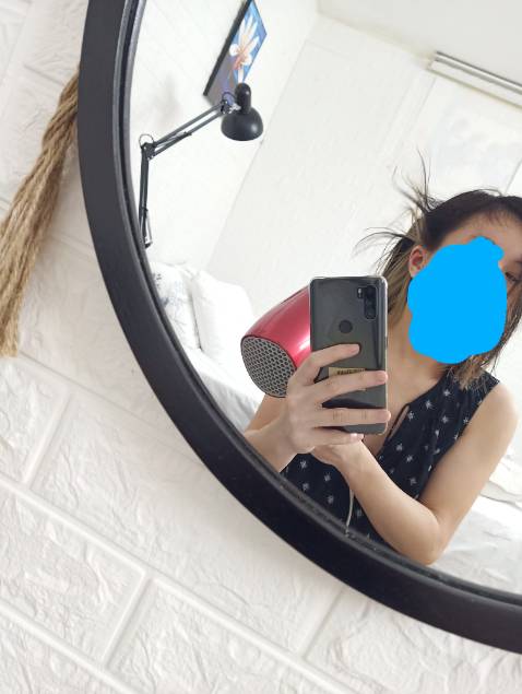 Tôi mua về để nhuộm lại phần chân tóc do tẩy ở tiệm bị lỗi. Nhuộm 8 phút thấy đen quá vội vàng đi gội, màu số 6 mà ra đen xì như màu tóc gốc luôn. Nhuộm xong khi gội khô rít cực kỳ, nhưng thuốc có vẻ cũng tương đối lành không bị sặc mùi hoá chất