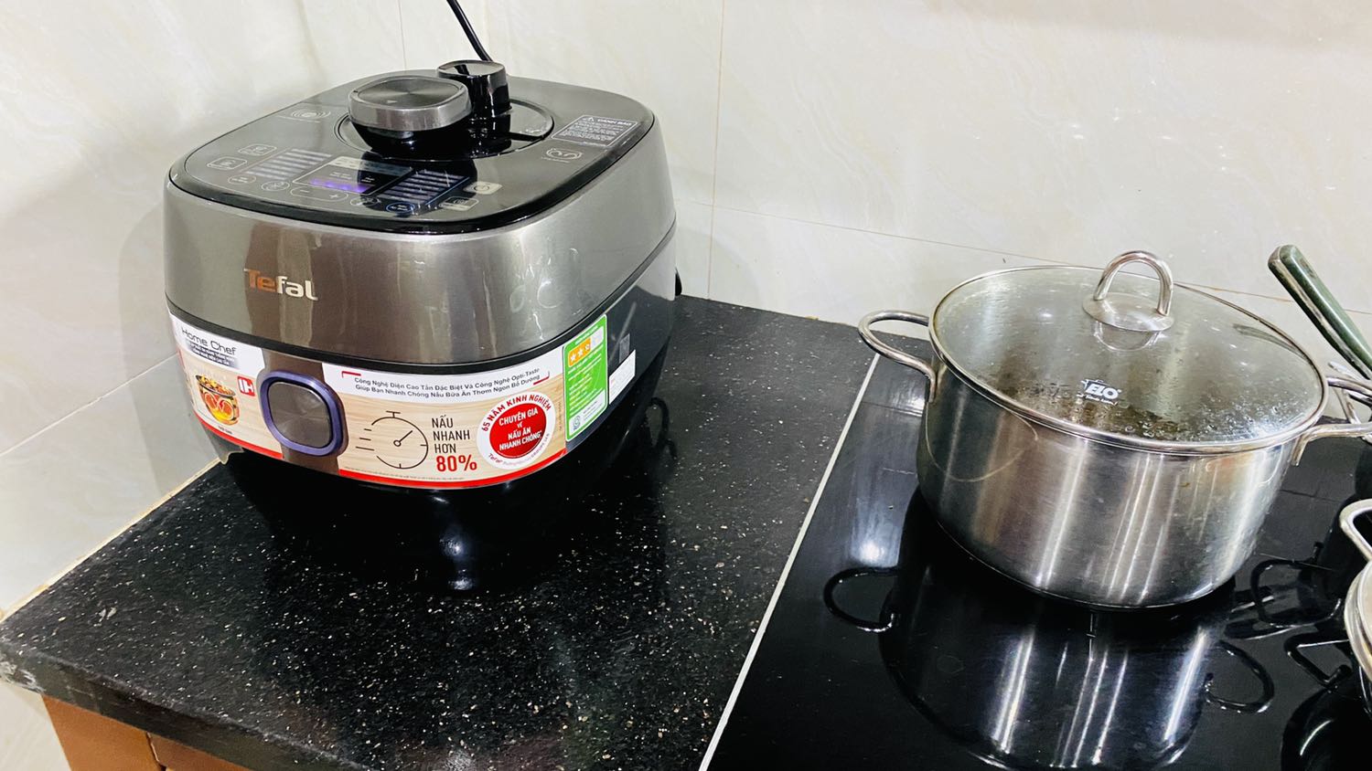 Mới nhận, chưa dùng nên chưa đánh giá chất lượng nồi, chỉ đánh giá về bán hàng. Chọn giao hàng tiki now nhưng shop tiểu xảo tách hàng km đi kèm là tikinow còn hàng chính là tikifast. Nhưng cũng ko dám giao hàng khuyến mại trước. Tóm lại ko đúng cam kết về phương thức giao hàng, khách trả tiền chuyển nhanh nhưng phải nhận chuyển hàng tiết kiệm.
Về bộ nồi khuyến mại đi kèm, vẫn biết hàng km thì khó mà đòi hỏi tốt nhưng ko nghĩ tệ đến mức thế. Nồi mỏng dính, inox kém, đáy nồi mới cho nước vào đun thử xem nhận bếp không thì đã không còn bằng phẳng, kêu rất to. Dùng sợ hỏng bếp (bếp Bosch).