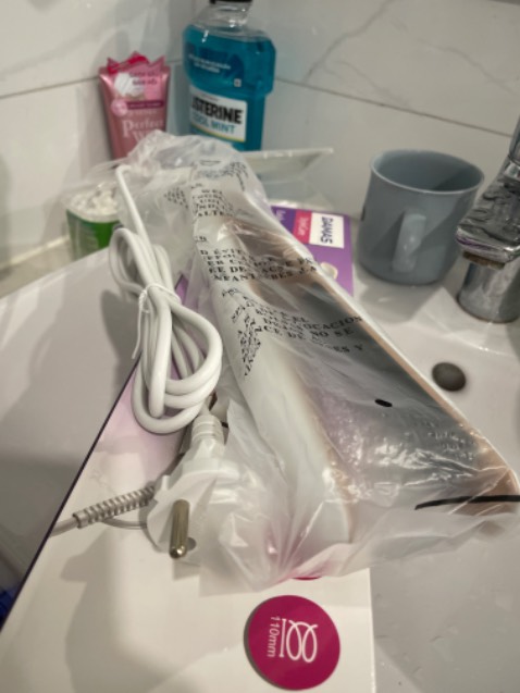 Giao hàng nhanh. Bao bì đẹp. Máy cầm chắc tay.
Tuy nhiên các nút bấm thì hơi bị cứng. Bấm ko được dễ dàng, dễ kẹt.