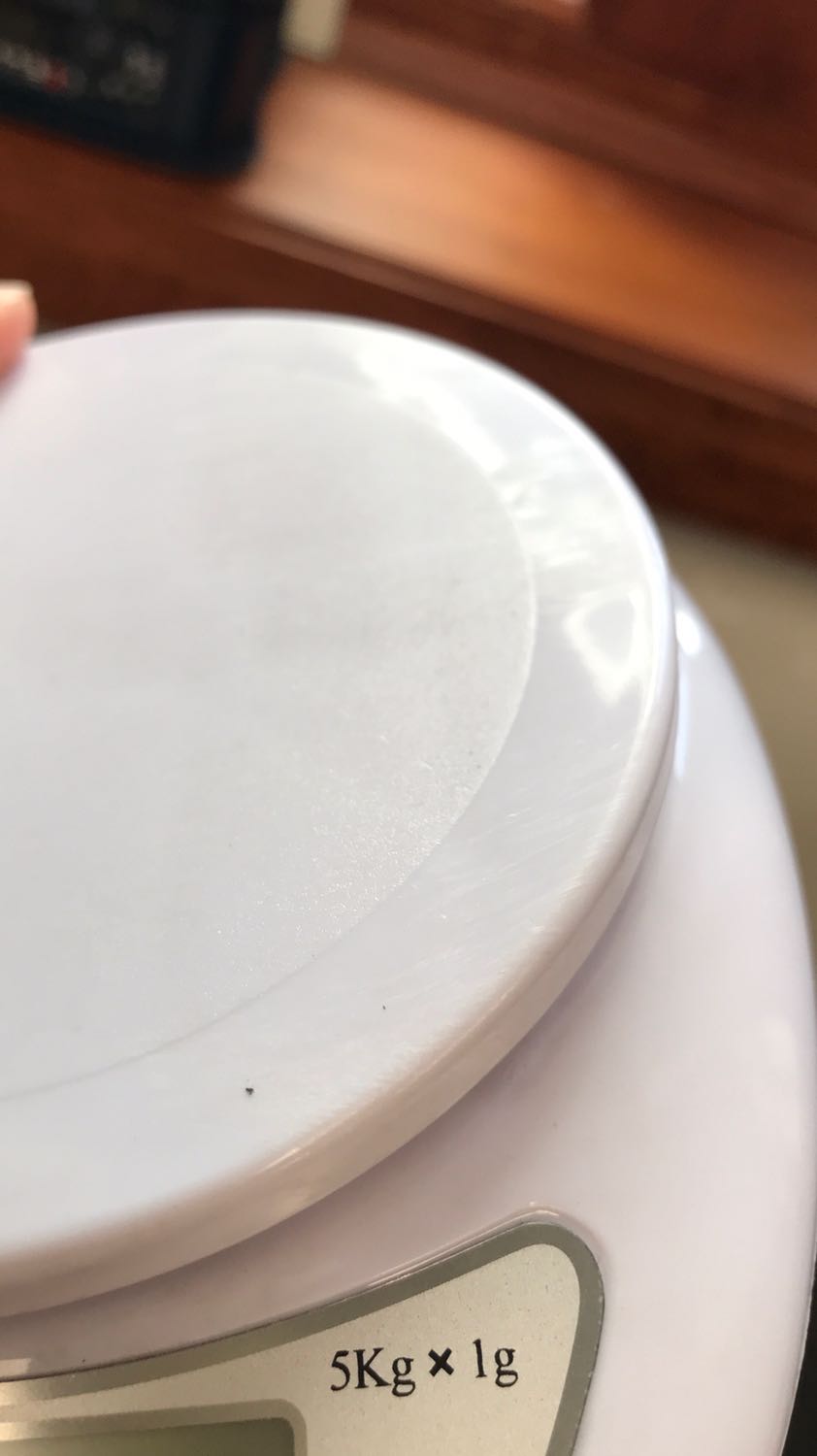 Cân giao xước cả mặt trên và mặt dưới, có nhiều vết bẩn giống như cân cũ . Không hài lòng