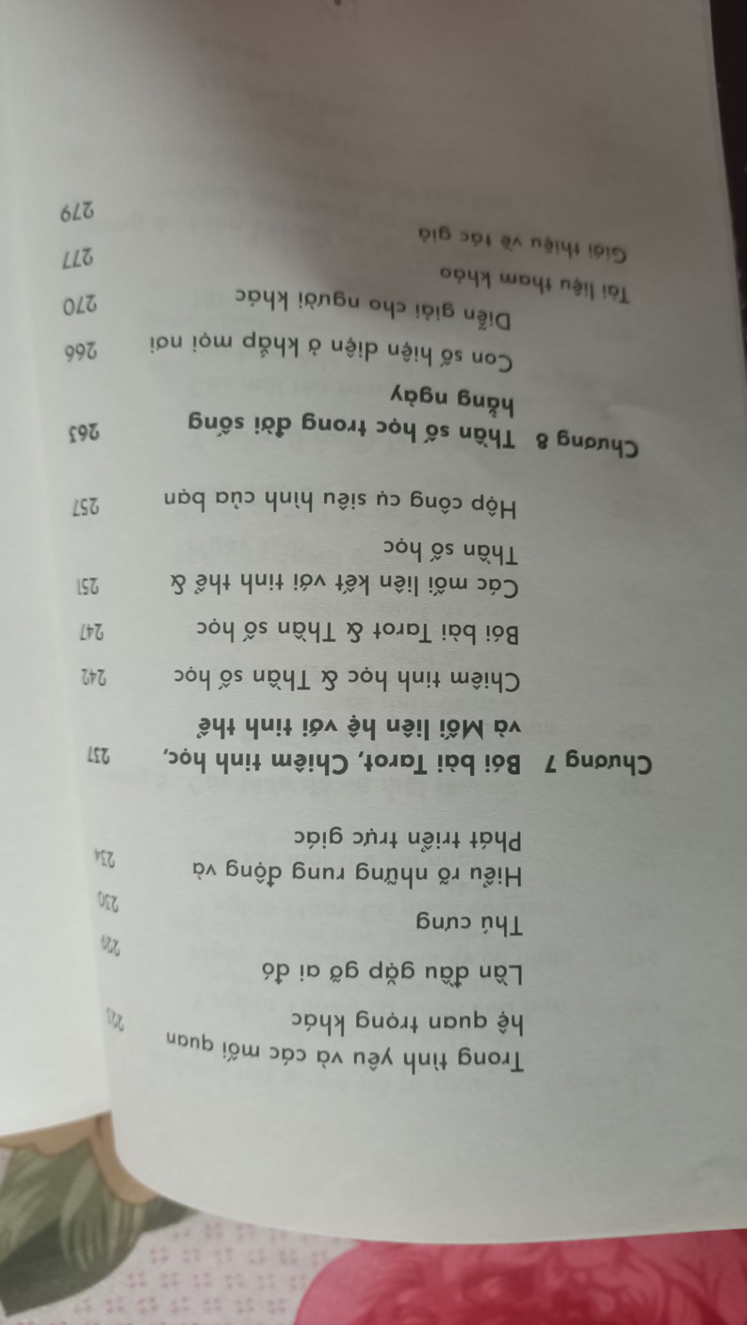 Nếu bạn muốn tìm hiểu về nhân số học (thần số học) thì quyển này khá thích hợp, rất chi tiết. Mặc dù thiếu phần biểu đồ năm cá nhân và cách viết hơi khó đọc so với quyển "Thay đổi cuộc sống với Nhân số học" của Lê Đỗ Quỳnh Hương. 
Do có nhiều mục về tính cách, đường đời...nhưng mình khuyên các bạn chỉ nên lưu ý "khuyết điểm " của bản thân để khắc phục thôi. Sau đó hãy tùy vào mục đích muốn gì khác ở tương lai ví dụ như lập nghiệp, sinh con, kết hôn...hãy đọc lại sách và tìm hiểu tiếp