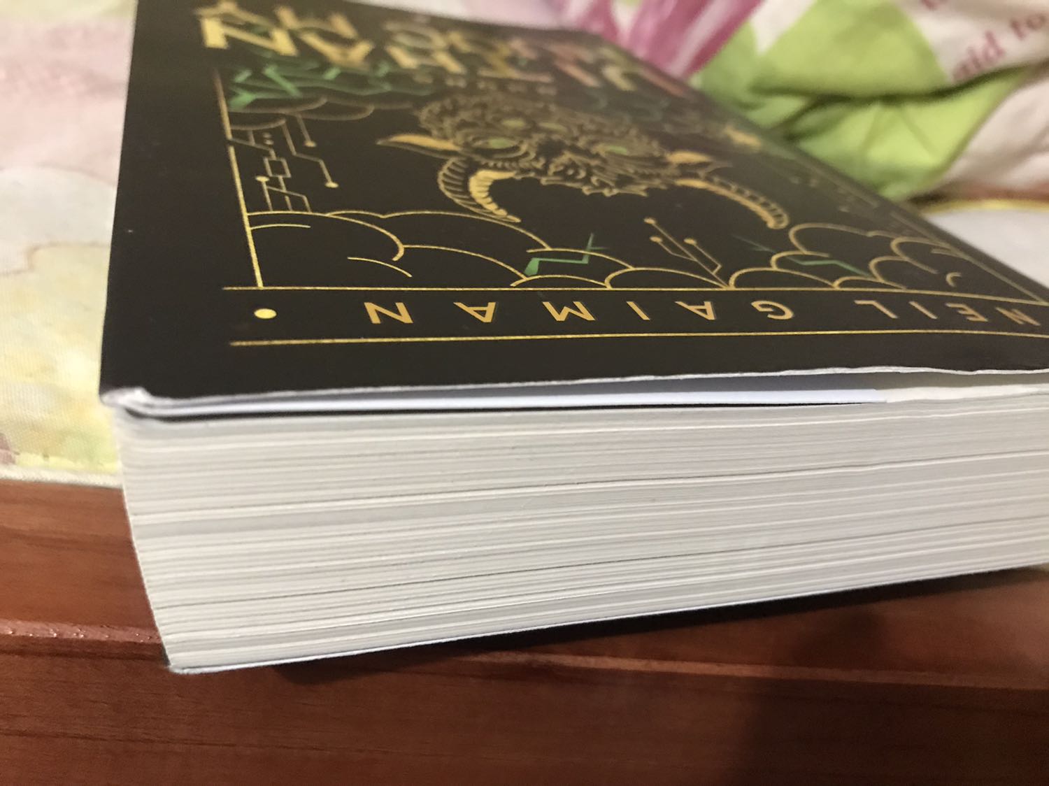 Sách rất bẩn, quăn mép 4 góc bìa cả 2 mặt, bong keo bìa nhẹ. Sách không bọc chống sốc hay chống nước, chỉ bỏ trong hộp xốp, mới nhận hàng mà cái hộp đã nhăn nhúm như trải qua 77 kiếp nạn như này đây.