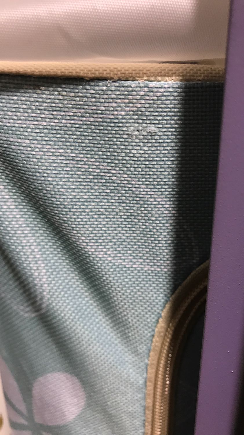 Lần trước mình mua hộp đựng rất ưng nhưng mua sản phẩm này thì không ưng lắm. Giá cao hơn mình nghĩ chất lượng tốt hơn nên đặt mà lúc nhận thì giống loại rẻ tiền hơn đã mua. Túi nhận có nhiều chỗ bị đứt chỉ đan tạo thành lỗ nhỏ phải lấy hộp quẹt hơ lại vì sợ nó bung ra. Đựng đồ khá ổn, gọn gàng