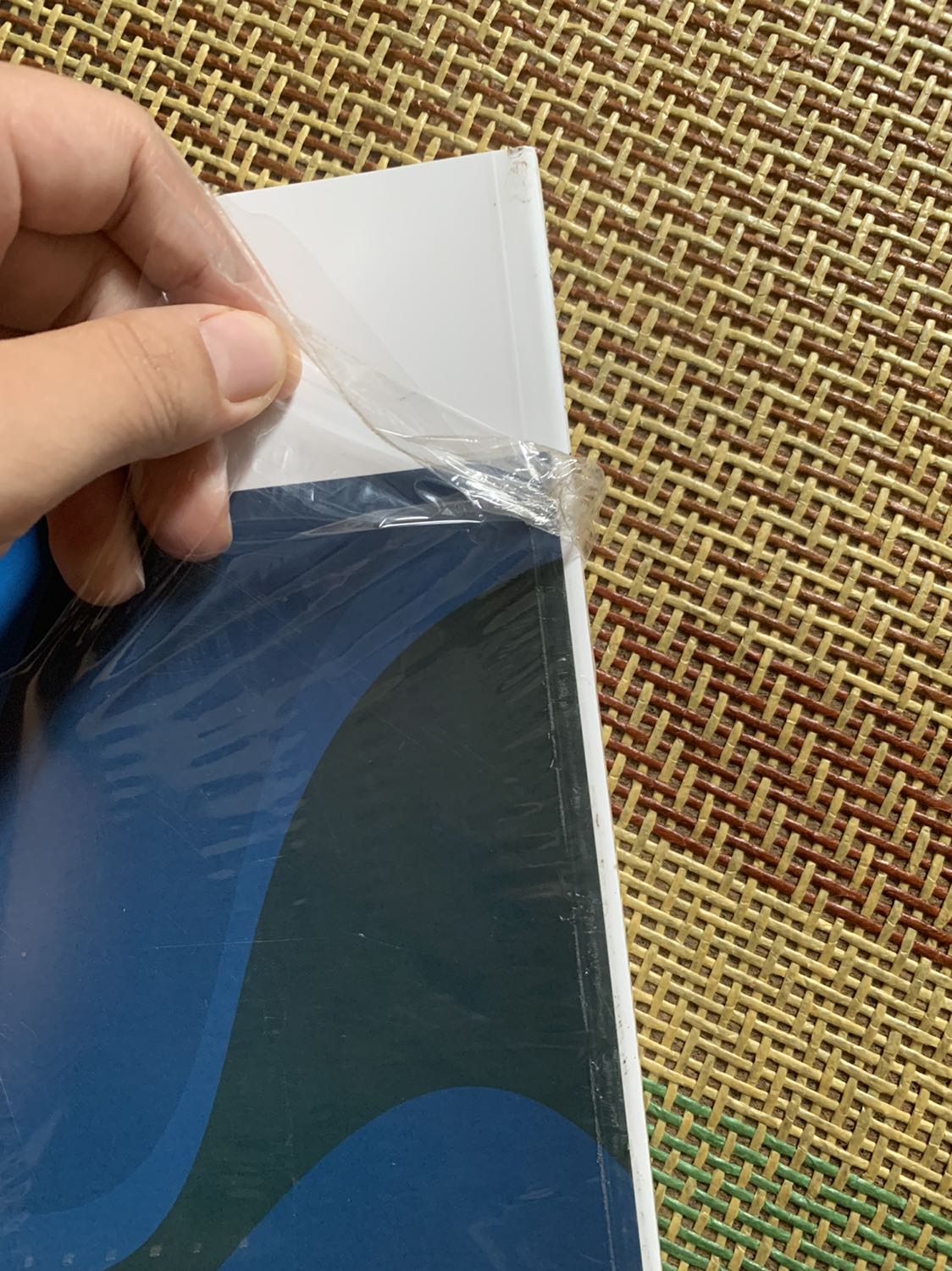 Bìa bẩn & móp góc như sách đã qua sử dụng! Ban đầu mình nghĩ là để ở kho nên sách có thể hơi chút ít thôi, nghĩ là có bọc nên ổn, NHƯNG KHÔNG!!! Đây là sách đã bị bẩn và móp góc từ trước và đã được bóng giấy bóng lại lần 2!!!