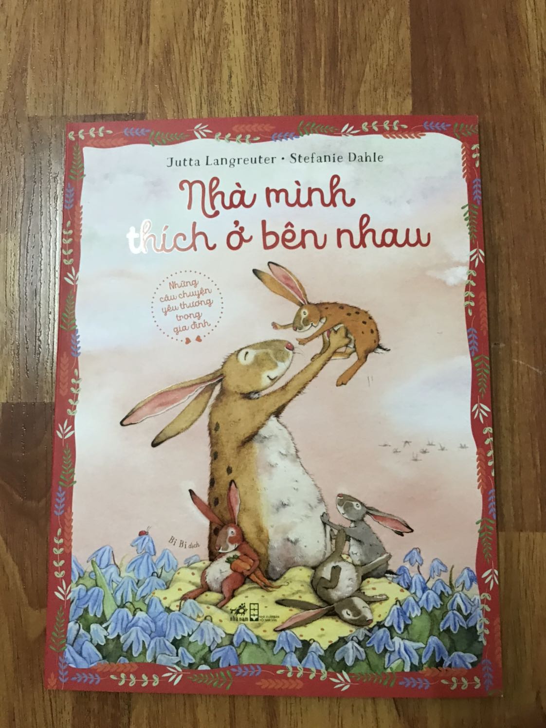 Cuốn này hình vẽ vô cùng dễ thương, nội dung truyện cũng rất ý nghĩa, giáo dục tình cảm gdinh xoay quanh 2 câu chuyện khi cậu bé thỏ cãi lời mẹ, bỏ nhà đi và tình anh em giữa thỏ vs 2 cô em gái. Mn nên mua nhé