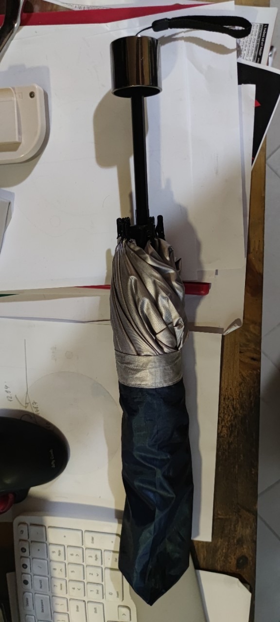 Ô thường không phải tự động. Bấm chỉ cupjlaij như mọi cái ô khác còn không bấm mở được. Đặt mua ô màu xanh Navy thì nhận được ô màu đỏ !!!!! 
Cách bán hàng *** thế này mà vẫn tồn tại ở TIKI được kể cũng lạ ?????