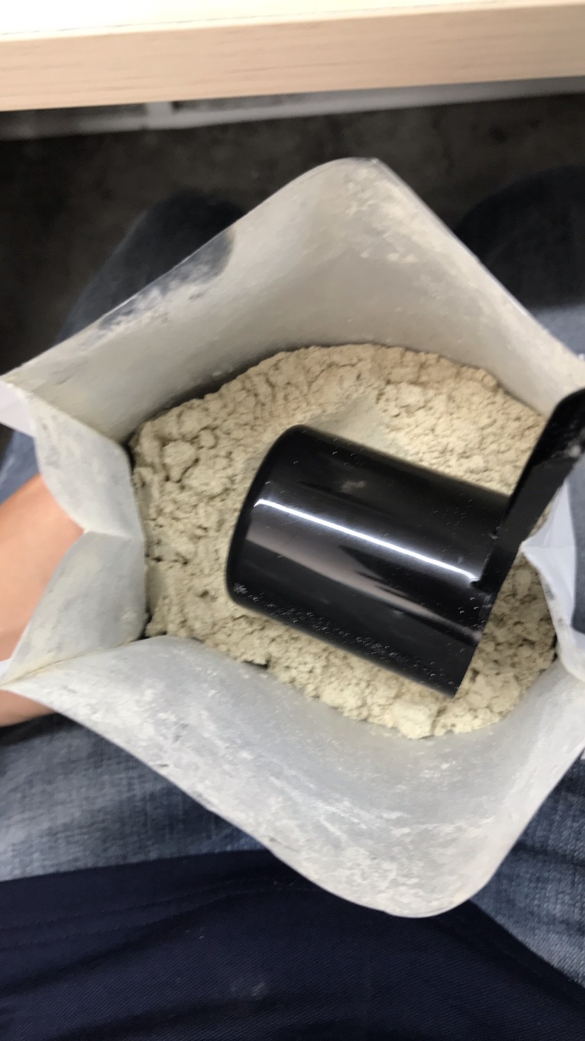 Đóng gói: túi kín, hút ẩm tốt, có thể cải tiến đóng gói thêm một gói silica gel để hút ẩm hoặc cho thêm một cây muỗng thì tốt hơn.

Chất lượng: bột mịn, thơm mùi của đậu, mình xúc một muỗng bỏ vào miệng ăn thì cảm nhận được vị ngọt tự nhiên, thơm và độ béo của đâu. Không thêm đường như mô tả, mình bản thân không thích  đường. Cho 5 sao. 

Vận chuyển: Mình mua hai gói ~ 1kg, không biết vì lí do gì mà thùng tiki bị cháy, cháy vào luôn cả túi, tuy nhiên chất lượng bột không bị ảnh hưởng. Mình mua về đổ vào thùng lớn, không có muỗng nên mình sử dụng muỗng của bột whey [1 muỗng ~33g~1 serving]. Nếu được  Shop cập nhật luôn thành phần dinh dưỡng thì hoàn hảo. 

Giá tầm này thì quá tốt, sẽ quay lại ủng hộ Shop. 
Cảm ơn Shop MS, Tiki và the Best. Thân!