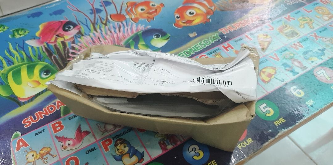 shop ơi hàng tới nơi roi mà nó như thế này  hộp méo mó.  kiểm tra thiếu  luôn đồ đẩy khí ko biết nó rớt hay đưa thiếu vậy.