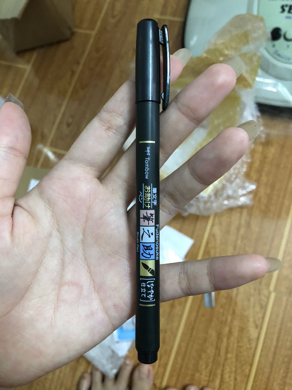 Ok rất ổn gói hàng hơi sơ sài thôi.
Ngòi bút đàn hồi cao nhưng mà ai mới tập nên mua loại 2 đầu nha mọi người