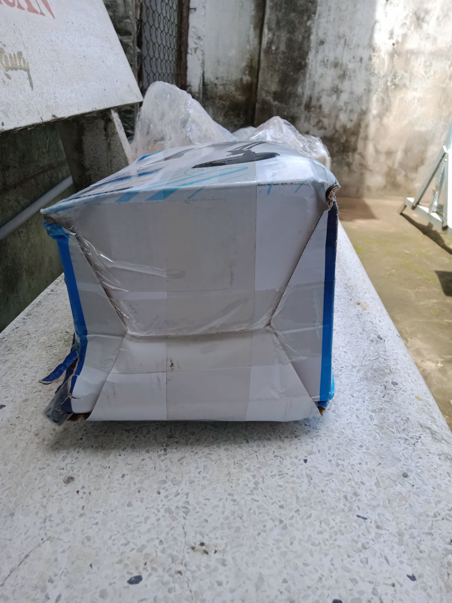 rất không hài lòng với sản phẩm nhận được, đóng gói quá ẩu, hộp chứa hàng bị rách nhiều nơi, móp méo....ảnh hưởng tới bên trong. Choá bóng đèn bị móp méo, rất bực bội. Mua hàng mới, mà như cũ. Tôi không đồng ý nhận hàng. Tôi yêu cầu trả hàng, hoàn tiền.