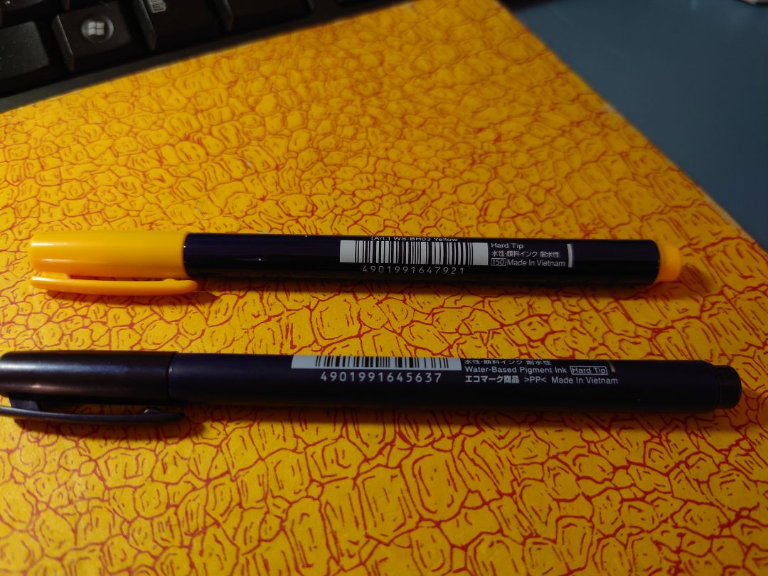 Vì sao bút mình nhận được là MADE IN VIETNAM vậy? Trong phần hình ảnh thông tin sản phẩm là MADE IN JAPAN mà? Mình mới mua để tập viết nên cũng không biết chất lượng có khác nhau không, nhưng sản phẩm nhận được không giống thông tin giới thiệu thì không tốt chút nào.