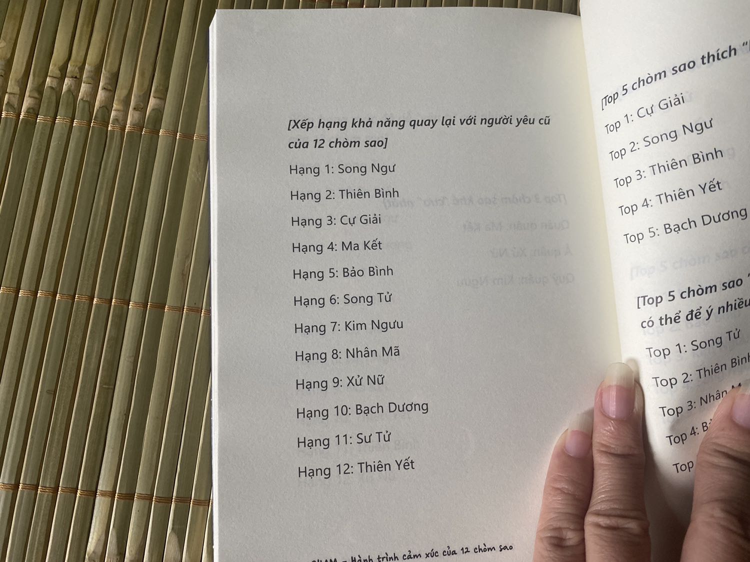 Cute khủng khíp ý. Sách thuộc chủ đề tình yêu cung hoàng đạo, mang tính giải trí cao, nhiều hình minh hoạ rất đáng yêu, tặng kèm quà để tô màu. Asbooks cũng đã nói đây đơn thuần là sách giải trí chứ không liên quan gì về kiến thức chuyên sâu chiêm tinh học, có một số cặp đôi hợp và duyên số đều căn cứ theo vị trí trên vòng hoàng đạo chứ không phân tích đủ cp 12-12. Nếu ai muốn chuyên sâu hơn thì nên tìm bộ 12 mảnh ghép nhé. Chứ chê kiểu lệch sóng như sách ko đủ sâu với chả chuyên thì hơi vô duyên nghen. Mình thấy rất cư tê đáng mua lắm luôn ý.