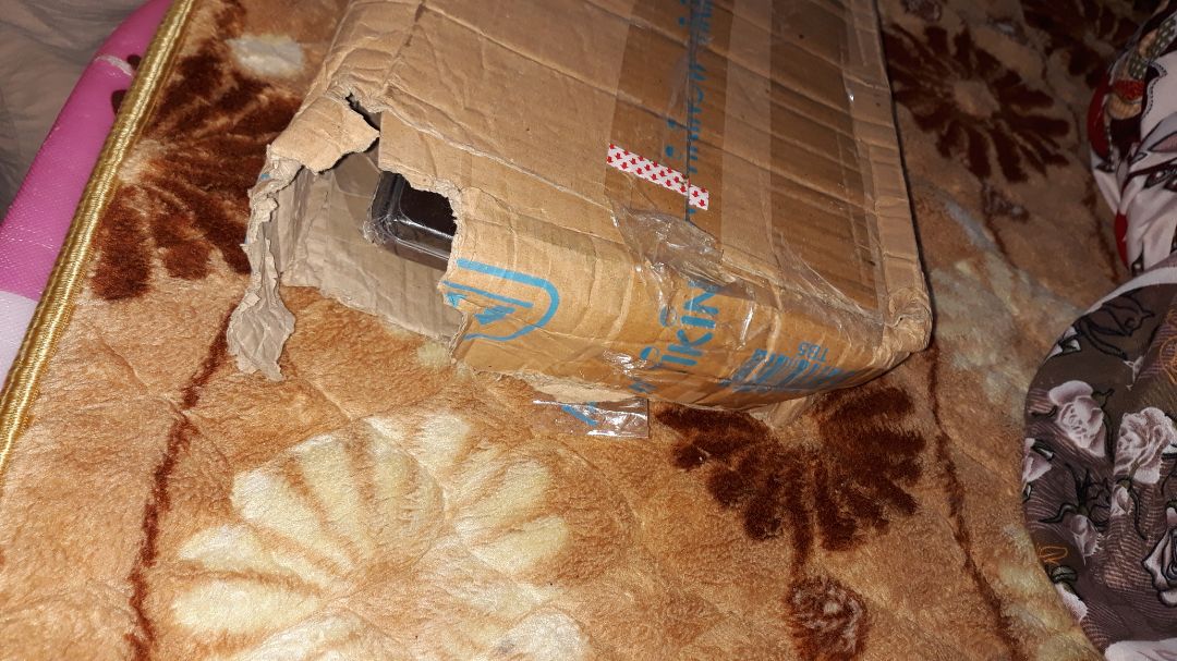 lần này mua màu bên Tiki hơi thất vọng, hộp màu bị cong và móp kha khá vì gói hàng không đảm bảo, nhưng không hề ảnh hưởng đến chất lượng bộ màu. Khá ổn!!