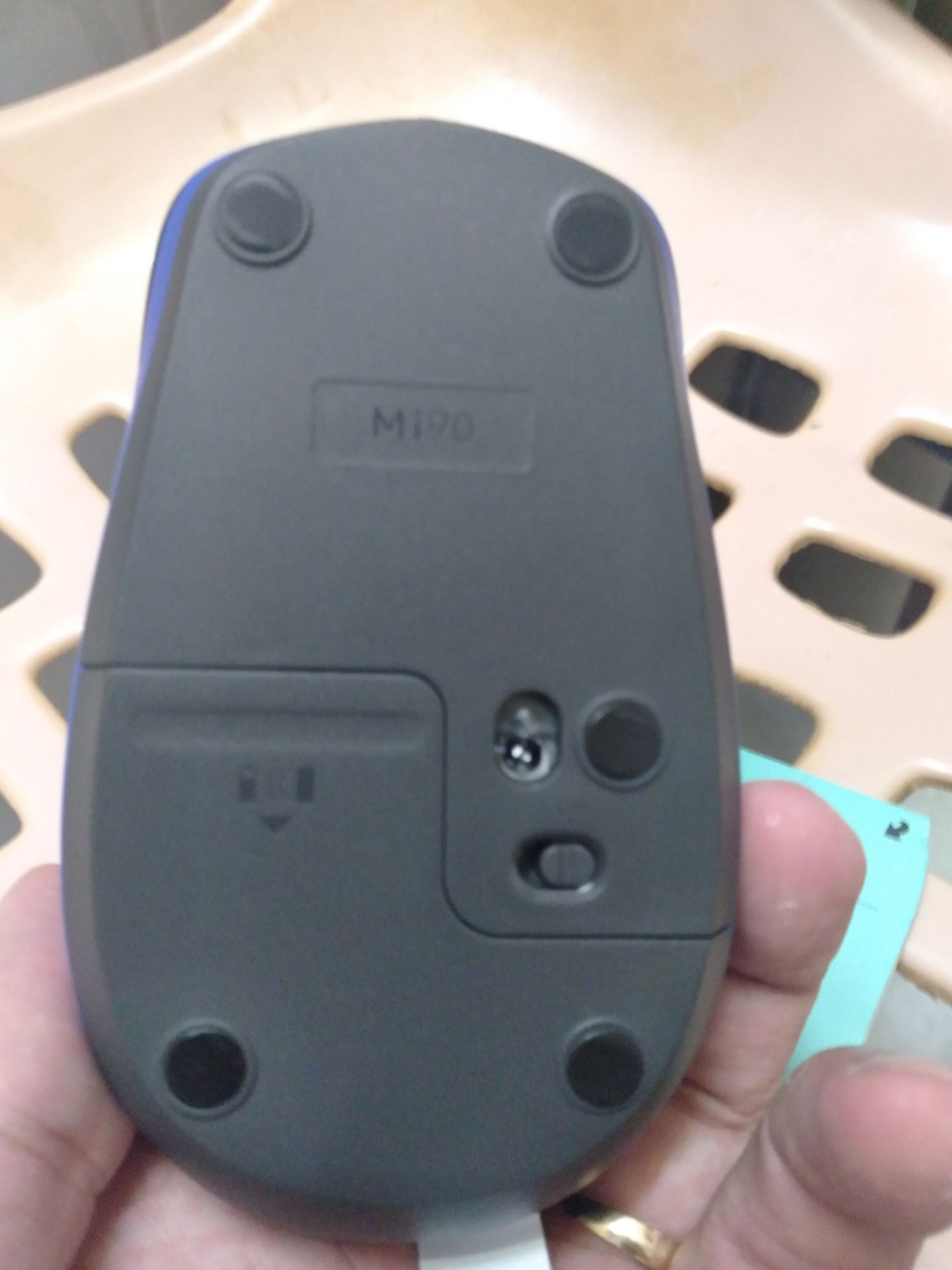 Hàng giao trong ngày, bao bì nguyên vẹn chưa khui. Vì vậy không có tem dán trên sp mà dán trên nhộp nhựa. khuyến cáo giữ lại đề phòng đổi trả/ bảo hành. mảnh giấy ngăn ko cho đầu pin tiếp xúc, tháo giấy ra lắp pin sẽ hoạt động. Sp mới không trầy xước. Chất nhựa nhám. Tuy nhiên size chuột vẫn có cảm giác hơi nhỏ so với tay.