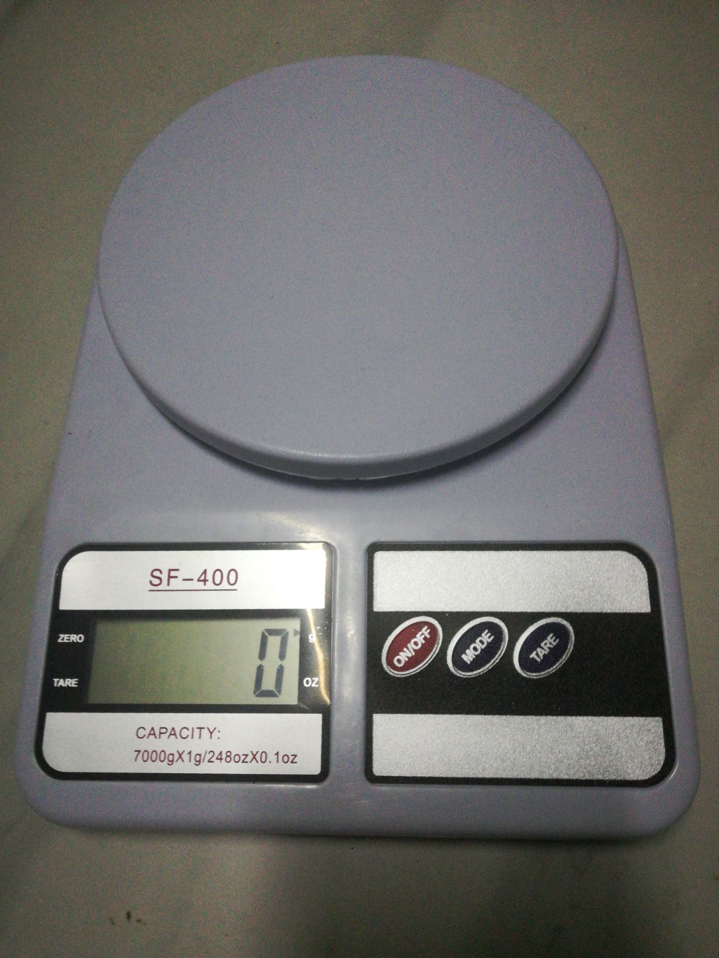 Cân dễ sử dụng. Làm bằng nhựa, tuy mong manh nhưng cũng ổn. Cân sử dụng 2 pin tiểu nên tiện dụng. Nhìn chung xứng đáng với tầm giá.