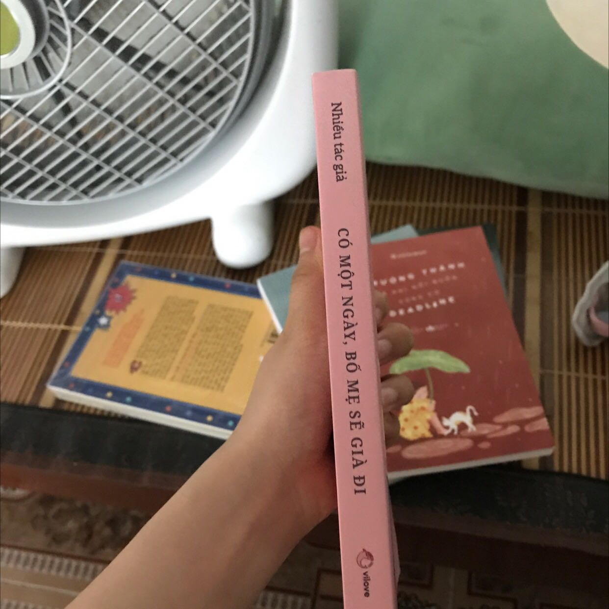 hàng bọc không cẩn thận lắm và cũng không có bọc cho từng quyển sách nên khi về đến tay mình thì kiểu bị ẩm ý nên sách hơi dính bẩn và các trang sách cũng hơi cong nữa sách cũng nhỏ hơn mình nghĩ mong lần sau sách sẽ dc bọc kĩ hơn hàng bọc không cẩn thận lắm và cũng không có bọc cho từng quyển sách nên khi về đến tay mình thì kiểu bị ẩm ý nên sách hơi dính bẩn và các trang sách cũng hơi cong nữa sách cũng nhỏ hơn mình nghĩ mong lần sau sách sẽ dc bọc kĩ hơn
