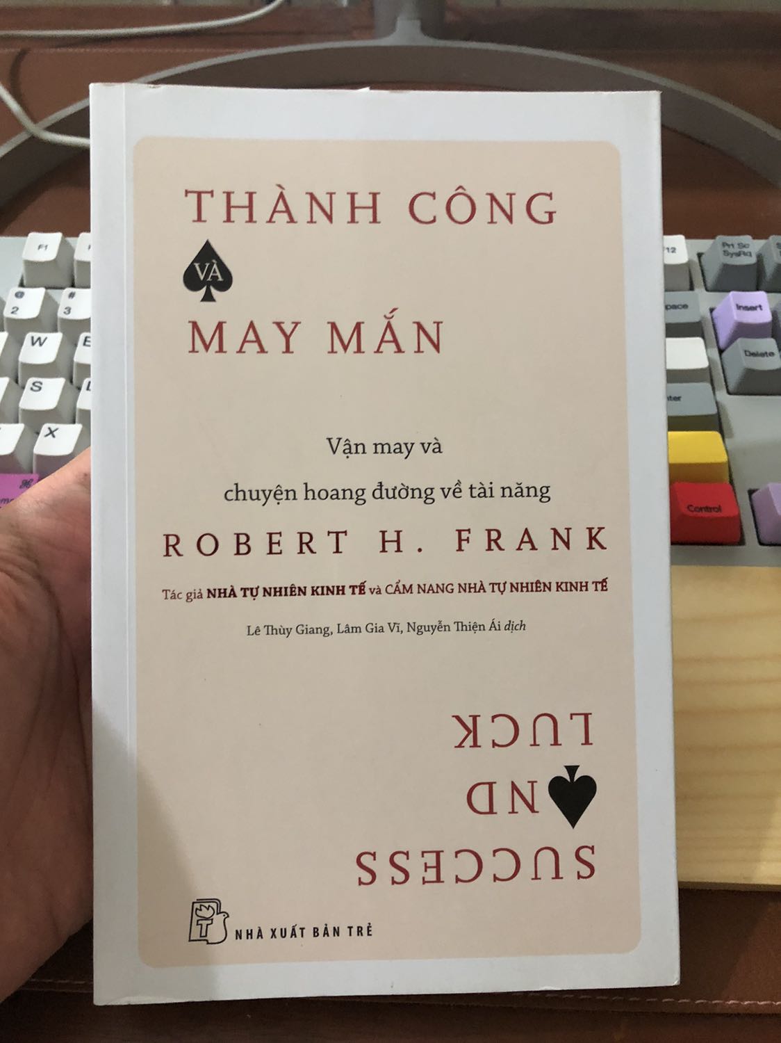 Giao hàng nhanh. Sách thì chưa có thời gian đọc hết nhưng sơ lược thì sách hay. Đưa ra nhiều ví dụ cụ thể để minh chứng cho việc bạn giỏi chưa chắc đã thành công, bạn cần may mắn nữa kia.