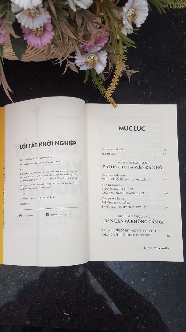 Anh Phong không những là một người dẫn đường mà còn là một người truyền cảm hứng cho bất cứ người nào muốn khởi nghiệp - đặc biệt cho những ai quan tâm ngành bán lẻ. Giọng văn gần gũi, nhẹ nhàng và đi sâu vào từng chi tiết, cách thức thực hiện để những người hoàn toàn mù mờ về Kinh doanh như mình vẫn có thể hiểu và áp dụng thực tiễn. Hóng sách anh viết cũng như những kinh nghiệm anh chia sẻ, nên khi cuốn "Lối Tắt Khởi Nghiệp" được xuất bản là mình order ngay lập tức. Cuốn sách này vô cùng hữu ích vì cho mình thêm những mảnh ghép tri thức về kinh doanh, giúp mình có bức tranh tổng thể hơn về những tư duy, kỹ năng và bài học về kinh doanh. Cám ơn anh Phong rất nhiều. Chúc anh luôn mạnh khỏe để có nhiều cống hiến cho cộng đồng.