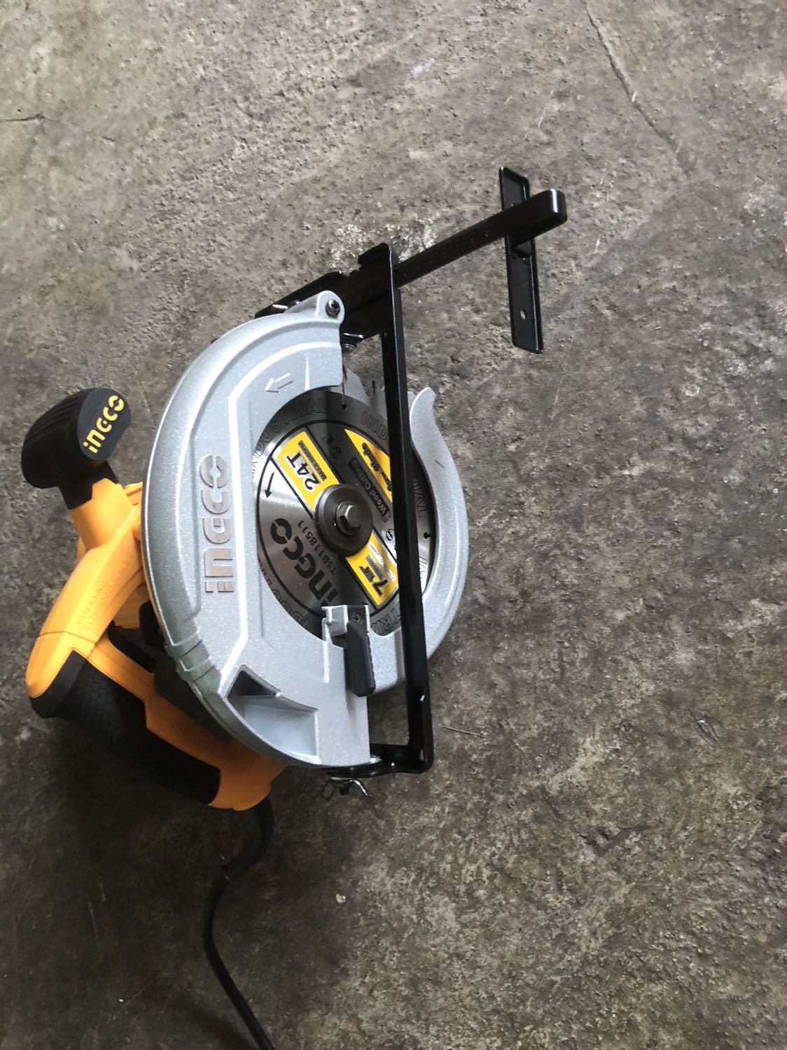 Máy xịn xì, cắt gỗ rất sướng nha