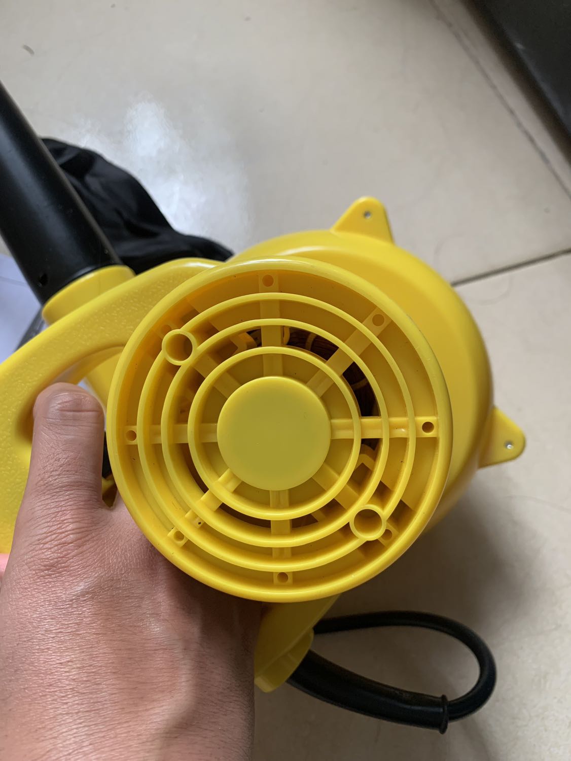 Máy cầm vừa tay, thao tác gọn. Thổi mạnh gớm, xem video nhé. Nãy mình có mở ra check thì lõi đồng như shop mô tả. 
Trước mua con máy 499k giờ cty muốn mua thêm nên thử mua máy này, bước đầu thấy cũng ngon như máy kia. Các bạn yên tâm mua nha.