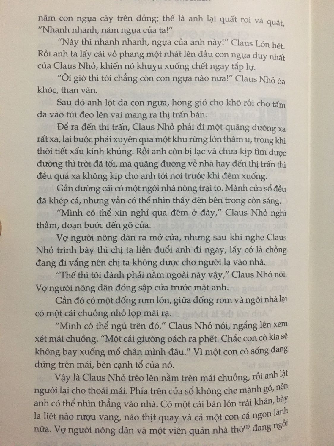 Tiki giao hàng nhanh, đóng gói cẩn thận, mình đặt rất nhiều nhưng không quyển nào bị xây xát chi hết.
Trước khi mua mình đã phân vân giữa bản này và bản dịch của Trần Minh Tâm (Trần Minh Tâm dịch khá hay còn bản này thì có nhiều truyện hơn) Mình rất sợ việc mua một quyển sách có chất lượng dịch tệ. Tuy nhiên, sau khi mua mình lại rất hài lòng, sách được dịch hay và dễ hiểu, trẻ em cũng có thể hiểu được. Mình đã chụp một vài trang để các bạn có thể xem trước khi mua. Thật sự đáng tiền.