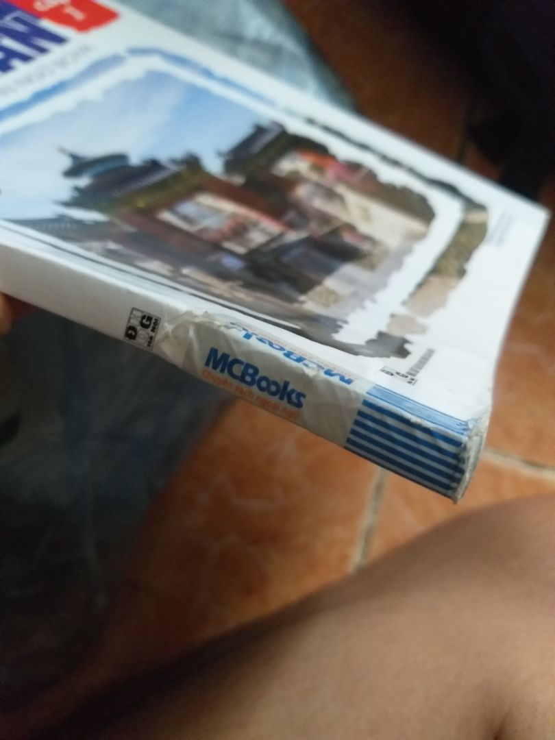 sách mới nhận đã bị rách, nát phần cuống sách. Và sách còn bị gập thành nếp trông rất khó chịu