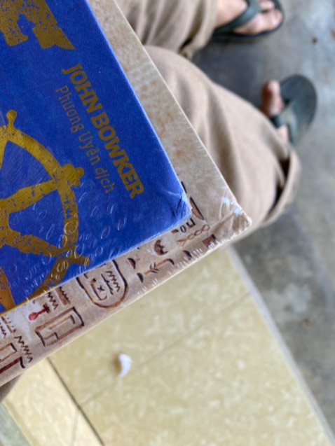 Đóng gói tệ sách bìa cứng mà đóng gói chật làm hỏng góc sách nhìn k thẩm mỹ