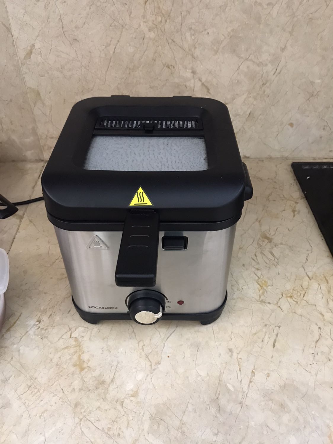 Sản phẩm được đóng gói cẩn thận. Nồi chiên dung tích 1,5l, dùng rất tiện. Thức ăn chín đều, vàng giòn, có lưới lọc chỗ thoát hơi nên khi chiên không bị bay mùi. Dùng hơi hao dầu và vệ sinh phải cẩn thận. Mua lúc giá tốt, dùng rất ổn.