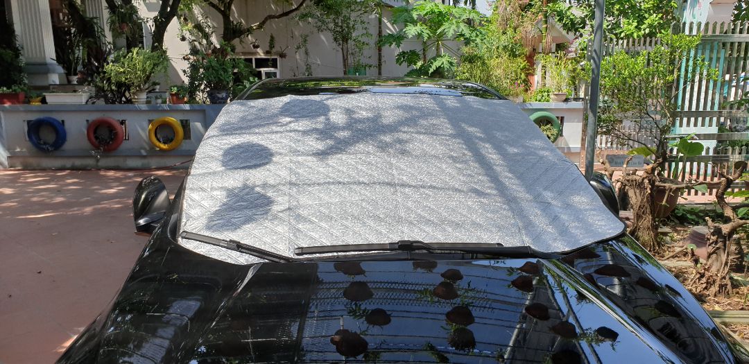 Tấm chắn phản quang đi kèm túi đựng loại tự phân hủy, thân thiện môi trường, có khóa bấm khỏi rơi ra ngoài, tiện gói ghém và cất tấm chắn.
Tấm chắn chất liệu vải, 1 mặt phủ phản quang bạc chắn nắng, 1 mặt vải mềm áp vào kính xe, không lo gây xước kính, xước sơn. Tuy nhiên có mưa thì có thể ngấm, cảm giác tấm này không chống nước mạnh.
2 đầu có 2 tai để kẹp vào trong cửa xe, giữ chắc chắn không sợ bay, ngoài ra có thể dùng thêm thanh gạt mưa chặn lên trên cho chắc chắn. Kích thước vừa vặn với xe CRV của mình. Cho kết quả chặn nắng, nóng đáng kể khi để xe ngoài sân nắng công ty.
Giá quá hợp lý cho sản phẩm này. Bền hay không sẽ chờ thời gian và bổ sung sau. Tạm cho 5 sao về chất lượng tốt/giá bán, rất hài lòng