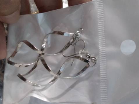 Kiểu dáng đơn giản, thiết kế đẹp, có độ bám, chất liệu kim loại, phù hợp tóc vừa