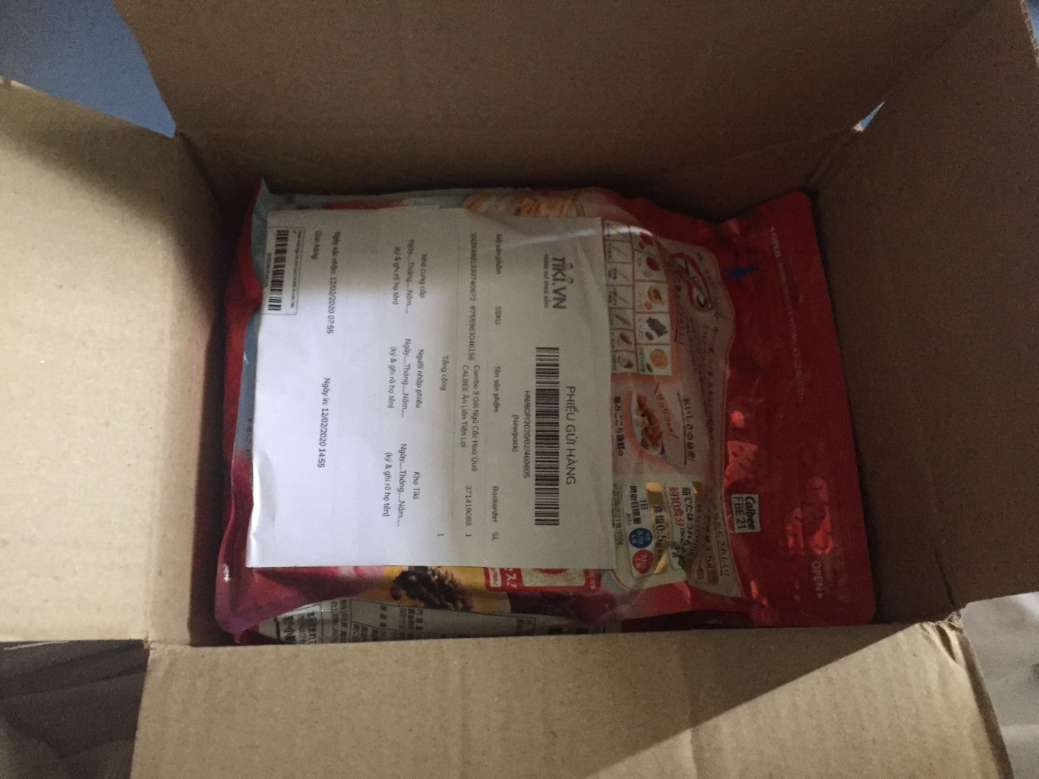 Đặt combo 3 gói mà shop chỉ giao 1 gói, gọi điện lên *** thì đợi 2 ngày rồi chưa xử lý được. Nhìn hộp là biết shop giao thiếu rồi, cái hộp chỉ đựng được tối đa 1 bịch. Ngũ cốc thì ngon nhưng mong là shop sẽ có trách nhiệm và gửi bù cho mình.