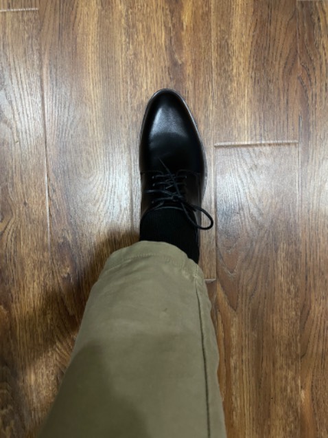 Form đẹp, êm chân, giao hàng nhanh và đủ bộ kit vệ sinh. Tuy nhiên mình đi thử 1 vài bước thì thấy dấu hiệu bị nhăn như hình 4. Ncl phù hợp giá tiền