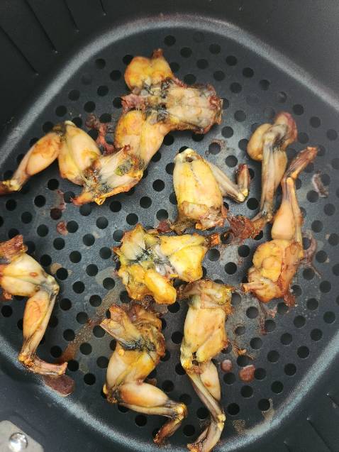 Shop giao siêu nhanh, đặt 11h đêm hôm trước thì 2h chiều hôm sau đã nhận được. Thùng hàng được đóng gói cẩn thận, nguyên vẹn. Shipper nhiệt tình hỗ trợ kiểm tra hàng.
Mình không biết sử dụng, google từ từ cũng ra được món sườn tạm gọi là thành công.
Cảm ơn Tiki