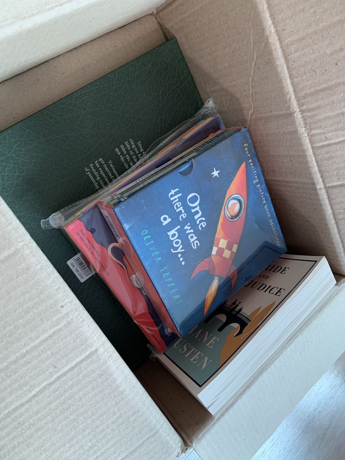 Ko hề bọc hàng mà chỉ đóng gói cho xong. Lấy sách ra thì quyển bị xước, quyển rách góc.