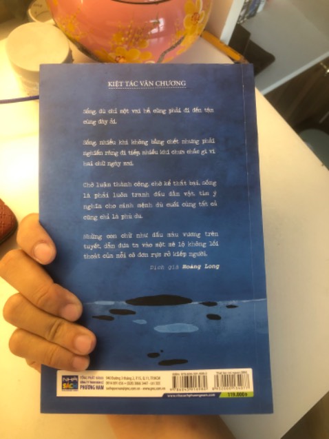 Giá rẻ, gáy sách hơi nhăn chút nhưng tựu chung là ổn