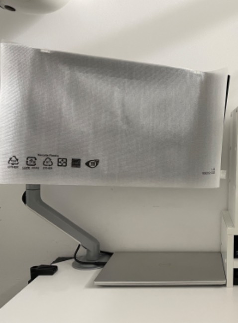 Arm chuyển động mượt.
Hộp đã được bóc seal để bỏ note cảm ơn và HDSD, hơi ướt do mưa.