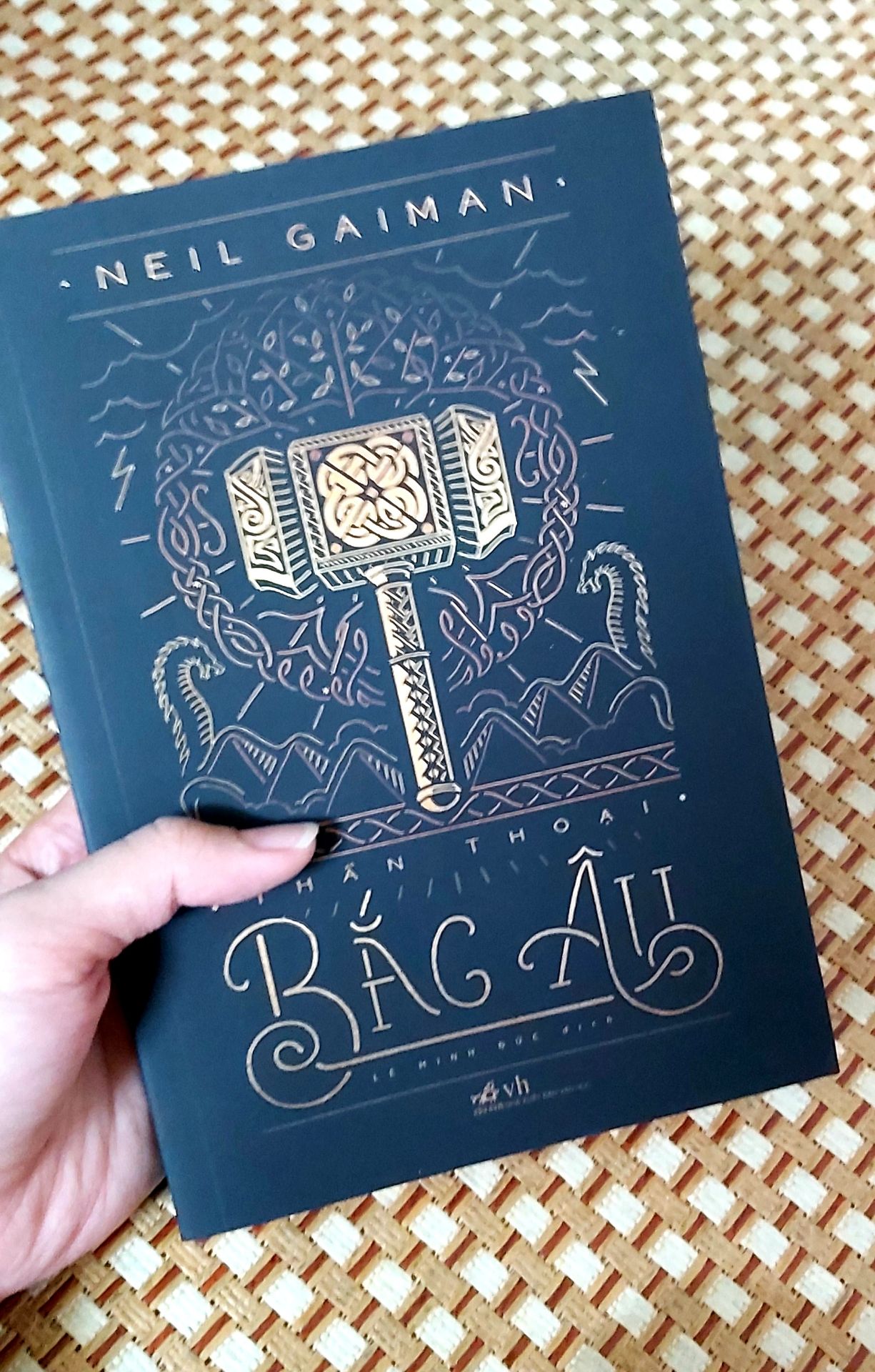 - Tiki giao nhanh, đóng gói kĩ, cho đến giờ mình vẫn chưa gặp phải trường hợp đáng tiếc nào nên vẫn tin tưởng mua sách của Tiki. Đặt cùng quyển Thần thoại Hy Lạp, cả 2 nguyên vẹn không rách, nhăn, móp, trầy gì hết, hoàn toàn MỚI TINH.
- Giá cả tất nhiên mềm hơn ra nhà sách mua nè.
- Hình thức: bìa mềm, màu tươi, láng o, chữ rõ nét. Hoa văn mạ vàng trên nền đen, in nổi, sờ vào rất thích, rất nổi bật. Ruột sách giấy vàng, dày, thơm, không hằn chữ trang sau. Chữ to rõ, đều màu, không lem cũng không mờ.
- Nội dung: 300 trang, văn phong mượt mà, tên giữ nguyên không bị phiên âm, chưa bắt ra được lỗi chính tả nào.
- Cảm nhận riêng: Mình vốn thích thể loại thần thoại nên không có ý kiến gì về các chi tiết thể hiện trí tưởng tượng, lối phóng đại, tư duy của người xưa, ngược lại còn thấy rất thú vị. Nếu bạn là một người khó tính, yêu cầu tính chân thực thì nên cân nhắc kĩ lưỡng, có thể ra nhà sách lướt vài trang rồi quyết định đặt mua nhé.