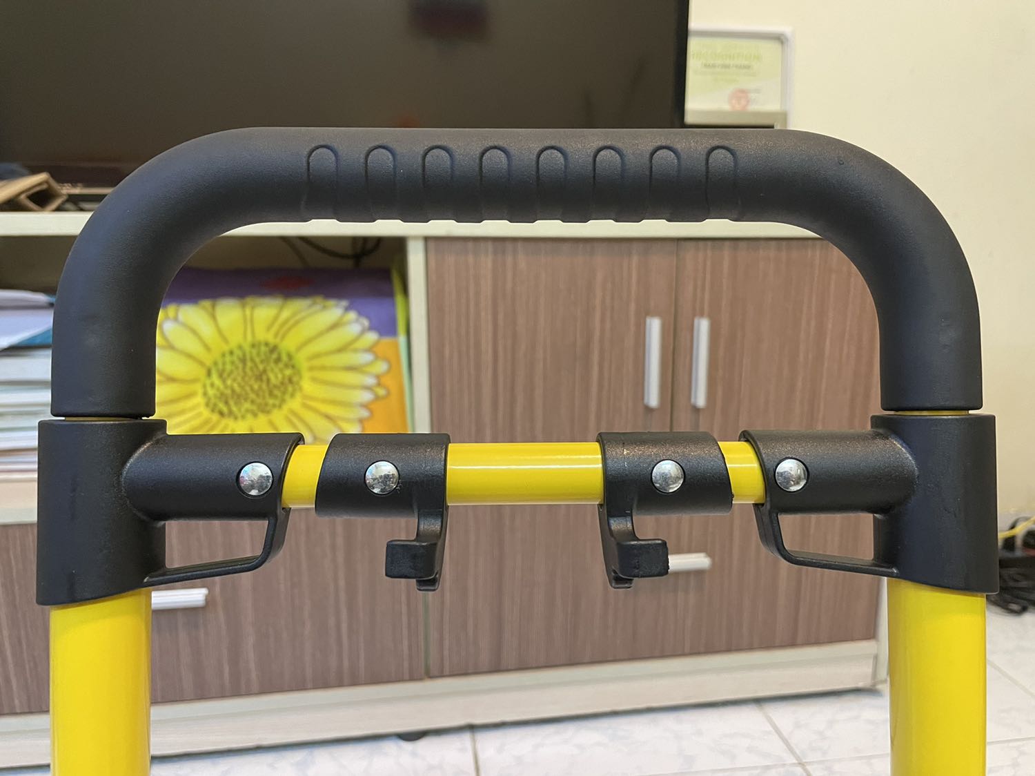 4,5 sao
Khung chắc chắn, bánh xe chạy êm, màu sắc đẹp, tay cầm cao su rít và êm, mở và xếp nhanh. Các khớp chắc chắn, độ rơ nhỏ. Khi tay cầm dựng đứng, khung bánh xe nhỏ có thể hít sát vào thân nhờ nam châm.
Hai bánh xe bắng nhựa. Bánh xe nhỏ hơi mong manh, nên phải chú ý khi đi qua gờ. Phần sàn chở hàng không có khung thép ở giữa nên chỉ phần nhựa chịu lực nên hơi yếu.