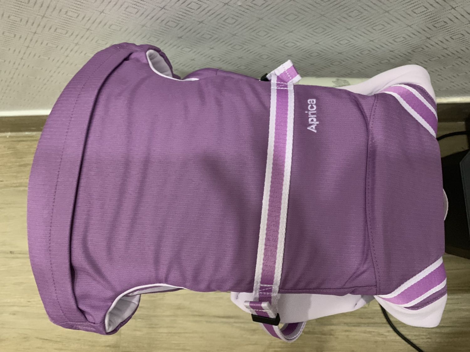 Mình nghiên cứu rồi đặt mua chứ chưa sử dụng liền nên chưa biết khi sử dụng sẽ như nào. Thời gian giao hàng khá chậm. Hàng giao như mô tả, đúng loại, đúng màu, nhìn dày dặn, chắc chắn.
Nhưng có 1 điều rất bực mình là hàng tặng là 2 bich khăn giấy đã hết hạn sử dụng. Thà đừng tặng chứ tặng như này thì như là tặng rác cho khách hàng rồi. 
Trong hình có chụp dòng chữ ngày sx trên bao bì là 325a50501 và có hướng dẫn đọc ngày sx bằng tiếng việt thì theo hướng dẫn là 3 năm từ ngày 25/11/2015 trong khi giao hàng cho mình là gần cuối tháng 12/2018. Mình nghiên cứu rồi đặt mua chứ chưa sử dụng liền nên chưa biết khi sử dụng sẽ như nào. Thời gian giao hàng khá chậm. Hàng giao như mô tả, đúng loại, đúng màu, nhìn dày dặn, chắc chắn.
Nhưng có 1 điều rất bực mình là hàng tặng là 2 bich khăn giấy đã hết hạn sử dụng. Thà đừng tặng chứ tặng như này thì như là tặng rác cho khách hàng rồi. 
Trong hình có chụp dòng chữ ngày sx trên bao bì là 325a50501 và có hướng dẫn đọc ngày sx bằng tiếng việt thì theo hướng dẫn là 3 năm từ ngày 25/11/2015 trong khi giao hàng cho mình là gần cuối tháng 12/2018.