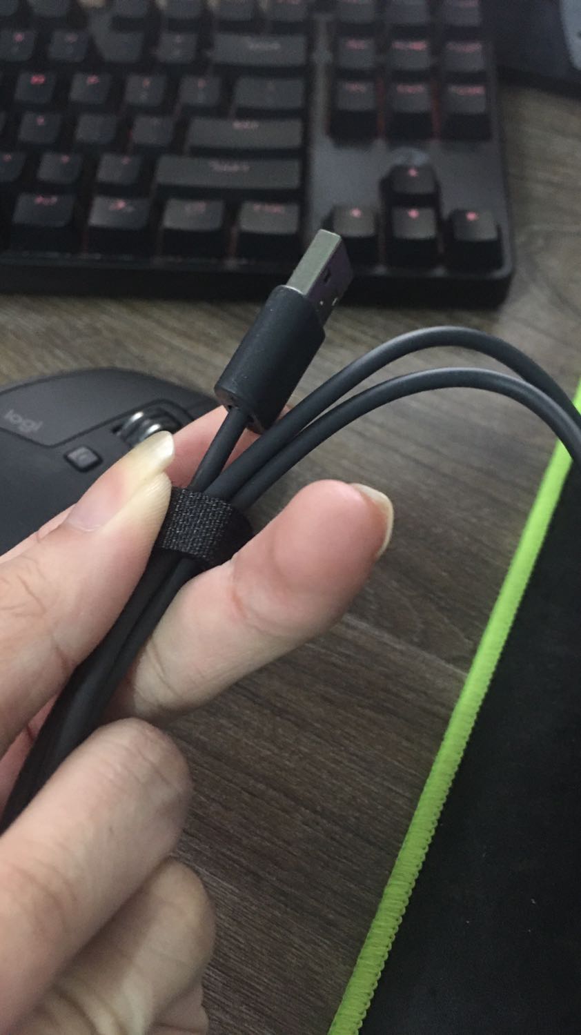 Cảm giác như hàng đã qua sử dụng. Trên chuột thì có nhiều vết vân tay. Đế chuột thì xước như hàng 2hand. Dây cáp sạc thì cũ. Mình bỏ tiền bằng sản phẩm mới thì mình cũng mong là nhận được sản phẩm mới. Thất vọng.