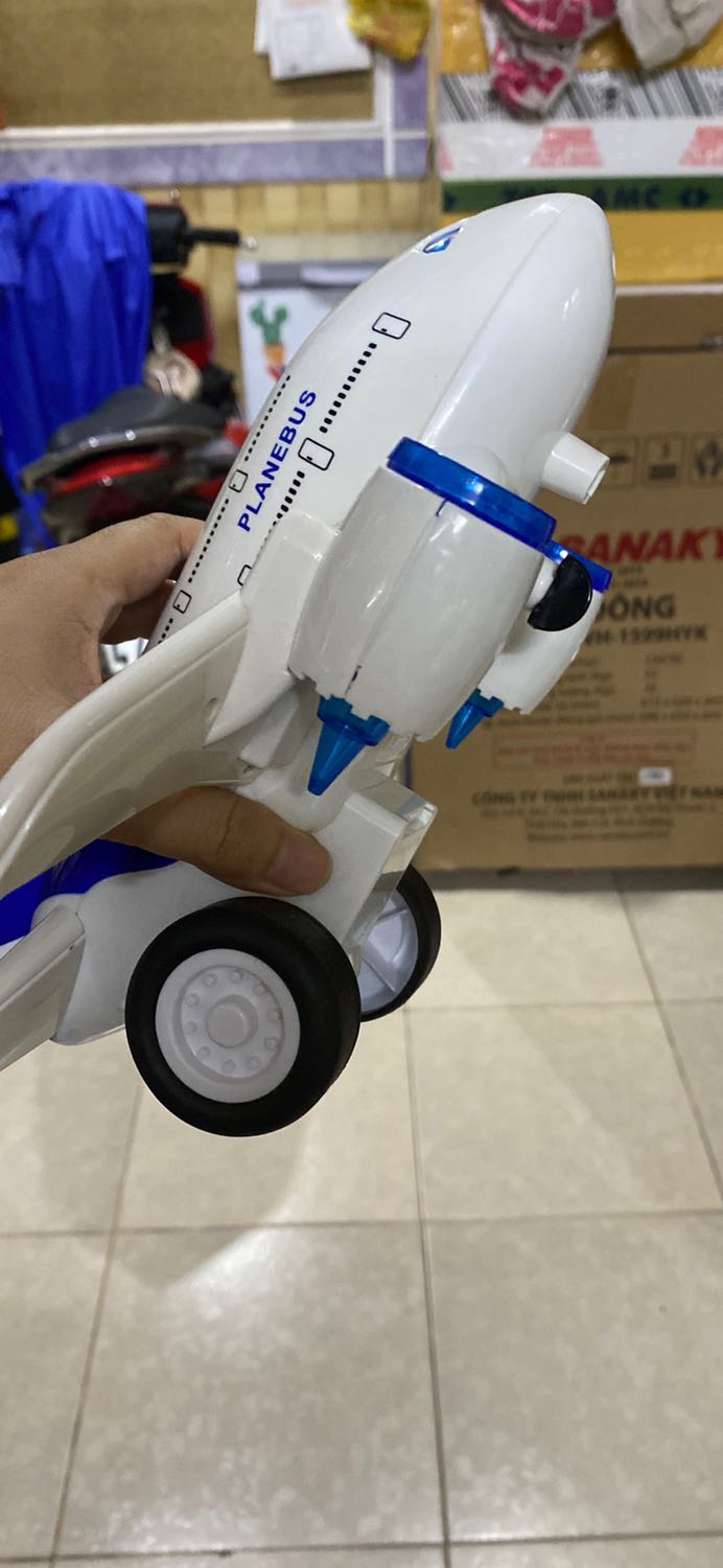 Sản phẩm bị lỗi, thiếu bánh xe trước của máy bay, giao hàng bị lỗi cho khách rồi