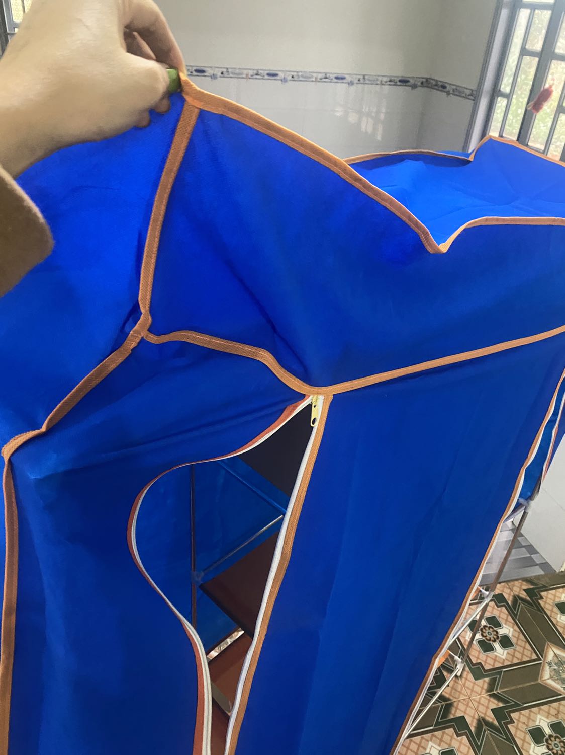 Ntn sao chùm được vậy ạ ? Kích thước tấm chùm với cái tủ nó khác nhau hoàn toàn ? 
K thể hiểu nổi luôn 
Mua về h để ko vậy ad ?
Trả lại hàng nhé 
Mình bực mình từ thằng giao hàng tới cái shop củ lìn này ?