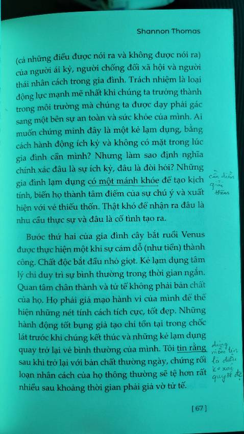 Rõ ràng tiêu đề sách có mục đích kích thích trí tò mò ở độc giả. Tiêu đề gốc của nó là 'Healing from hidden abuse'. Trong nội dung sách cũng dùng cụm từ 'lạm dụng tâm lý' nhiều hơn chữ 'thao túng tâm lý'. Sách có truyền tải nội dung hữu ích nhưng cách trình bày thiếu mô phạm khiến bạn cảm giác đang bị tác giả tẩy não, nhồi sọ. Ngoài ra, bạn cũng sẽ gặp khó khăn nếu muốn xác định 'người độc hại' như trong quyển sách đề cập. Bạn dễ vơ đũa cả nắm là ngoài kia, nhiều người độc hại trực chờ hại bạn lắm. Một phần ba cuối sách khá thừa thãi vì tác giả chỉ cần gợi ý người đọc lên website rồi thực hành theo là đủ. Nhất là, nó hầu như chỉ là tóm tắt của hai phần trước. Mình không gợi ý mua sách này nếu bạn ghét văn phong rối rắm và dễ bị tác động tiêu cực.