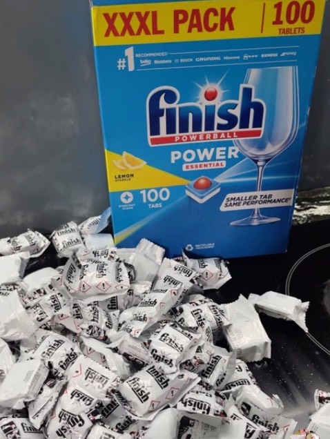 Shop đóng gói cẩn thận, bọc nhiều lớp chống sốc. Giao hàng nhanh, Mình đặt chiều hôm kia thì nay đã nhận được rồi. Viên rửa bát Finish mở ra thơm mùi chanh, hàng chuẩn Date mới tinh, rửa xong bát đũa sạch thơm. Còn Giấy Watersilk thì đẹp, tính ra mua giấy của shop rẻ hơn nhiều so với mình vẫn mua siêu thị. Cho shop 5 sao, lần sau sẽ ủng hộ tiếp ⭐️⭐️⭐️⭐️⭐️