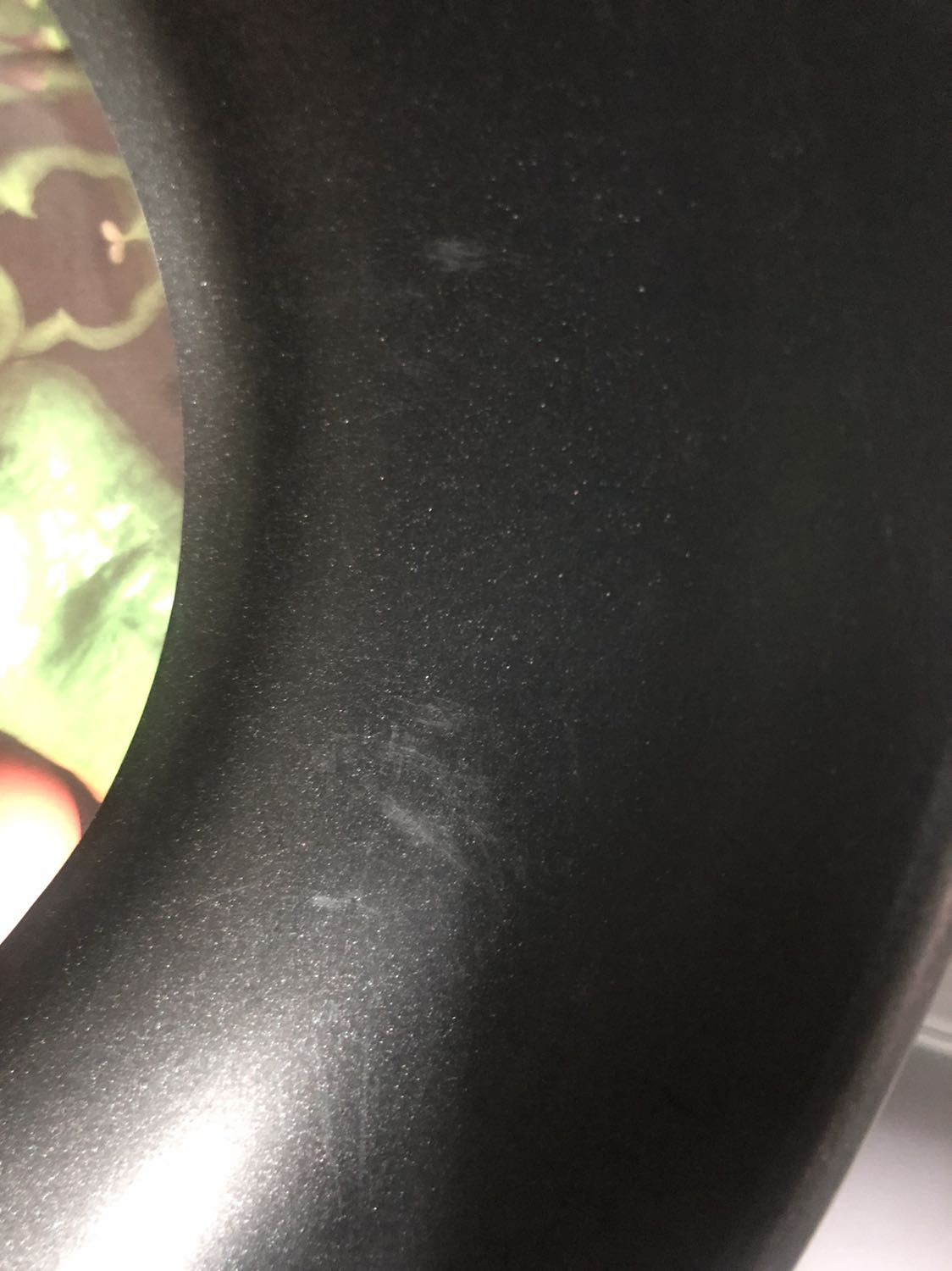 Chảo hãng này đẹp, chống dính bền, đáy chảo không bị lồi lên. Shop đóng gói cẩn thận tuy nhiên cái sạn dừa tặng kèm cọ vào cạnh chảo trong quá trình vận chuyển nên có bị xước chút ít